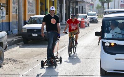 Realiza alcalde recorrido en patineta para proyecto de la vía peatonal