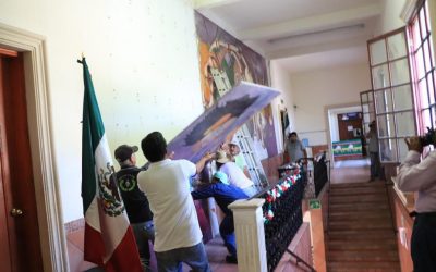 Retiran mural de Pilar Vidales de la Presidencia Municipal