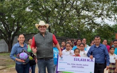 Adrián Esper dona su sueldo de octubre a la primaria Benito Juárez