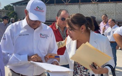 Entregan expediente de obras inconclusas al gobernador Carreras López