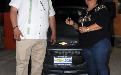 Profesor Alejo Rivera Avila entregó el automóvil rifado durante la celebración navideña.