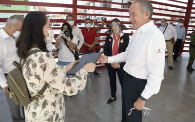 JUAN MANUEL CARRERAS ENTREGA A NIÑO COMPUTADORA PORTÁTIL PARA QUE CONTINUE CON SUS ESTUDIOS.