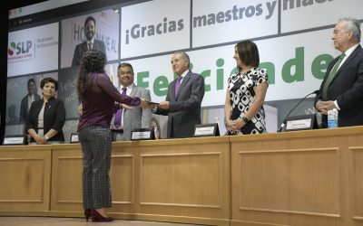 RECONOCE JUAN MANUEL CARRERAS A MAESTRAS Y MAESTROS POTOSINOS POR AÑOS DE SERVICIO.