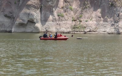 PARTICIPAN BOMBEROS Y PC ESTATAL Y MUNICIPAL EN LABORES DE RESCATE DE UN CUERPO EN LA PRESA LAS GOLONDRINAS.