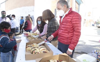 COMPARTEN JUAN MANUEL CARRERAS Y LVR TRADICIONAL ROSCA DE REYES CON NIÑEZ DE SGS.