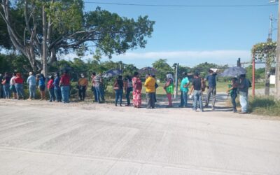 Enorme fila para la aplicación de 30 a 39 años ,en las instalaciones  de  la FENAHUAP