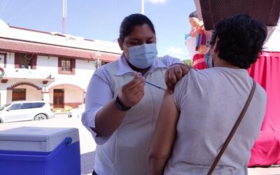 Invita Salud a proteger a personas vulnerables contra Influenza en la huasteca norte.