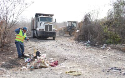 PERSONAL DE OBRAS PÚBLICAS LIMPIA TIRADERO CLANDESTINO EN FRACCIONAMIENTO EL CARMEN