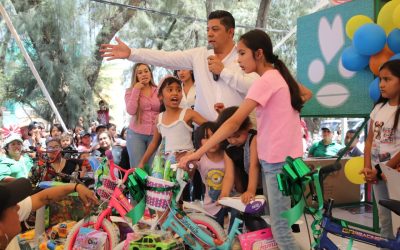 RICARDO GALLARDO FESTEJA Y ENTREGA OBSEQUIOS A NIÑAS Y NIÑOS DE LA CAPITAL