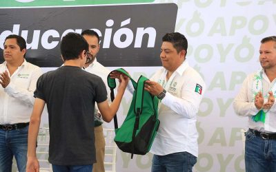 GALLARDO CARDONA ENTREGA KITS ESCOLARES EN AXTLA DE TERRAZAS