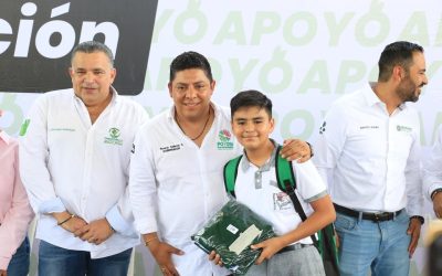 RICARDO GALLARDO LLEVA MILES DE APOYOS ESCOLARES A VALLENSES