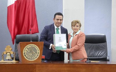 EN EL SALÓN DE PLENO, EL SECRETARIO GENERAL DE GOBIERNO J. GUADALUPE TORRES ENTREGÓ A LA PRESIDENTA DE LA DIRECTIVA DIP. DOLORES GARCÍA ROMÁN, EL SEGUNDO INFORME DE GOBIERNO COMO LO MANDA LA CONSTITUCIÓN POLÍTICA DEL ESTADO