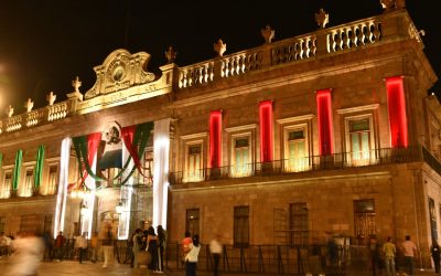 INSTALAN ADORNOS PATRIOS EN PALACIO DE GOBIERNO.