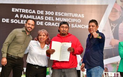 RICARDO GALLARDO ENTREGA ESCRITURAS A FAMILIAS SOLEDENSES