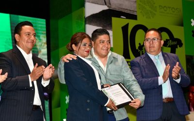 RICARDO GALLARDO ENTREGA RECONOCIMIENTOS A DOCENTES POTOSINOS 