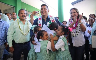 RICARDO GALLARDO ENTREGA NUEVA ESCUELA EN TAMPAMOLÓN