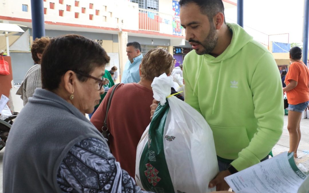 FAMILIAS DE CIUDAD VALLES RECIBEN BECAS ALIMENTARIAS