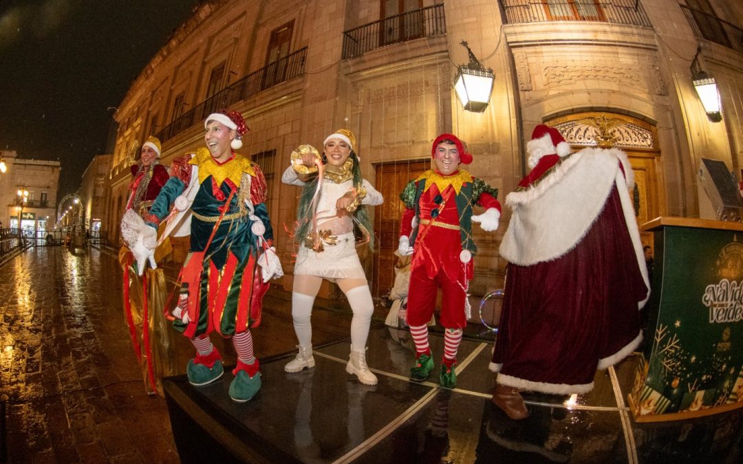 FAMILIAS POTOSINAS DISFRUTAN DE LA MAGIA DE LA NAVIDAD CON ENCENDIDO DE ÁRBOL