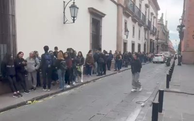 FANS RECIBEN BOLETOS PARA CONCIERTO DE LUIS MIGUEL