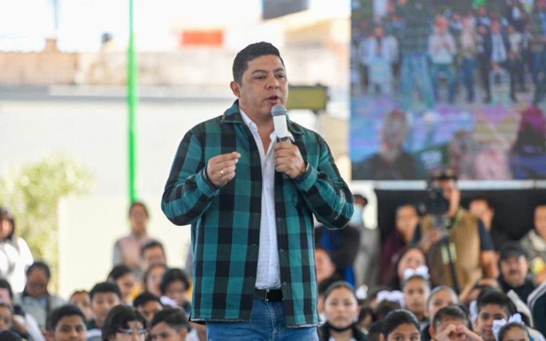 RICARDO GALLARDO BRINDA APOYO A MÁS ESTUDIANTES SOLEDENSES