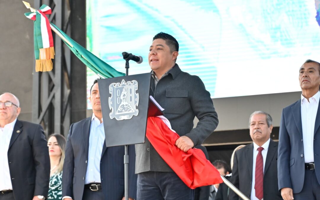 RICARDO GALLARDO TOMA JURAMENTO A LA BANDERA A ESTUDIANTES DE PRIMARIA