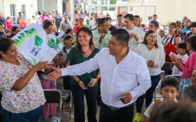 EN LAS FLORES, RICARDO GALLARDO ENTREGA APOYOS ESCOLARES