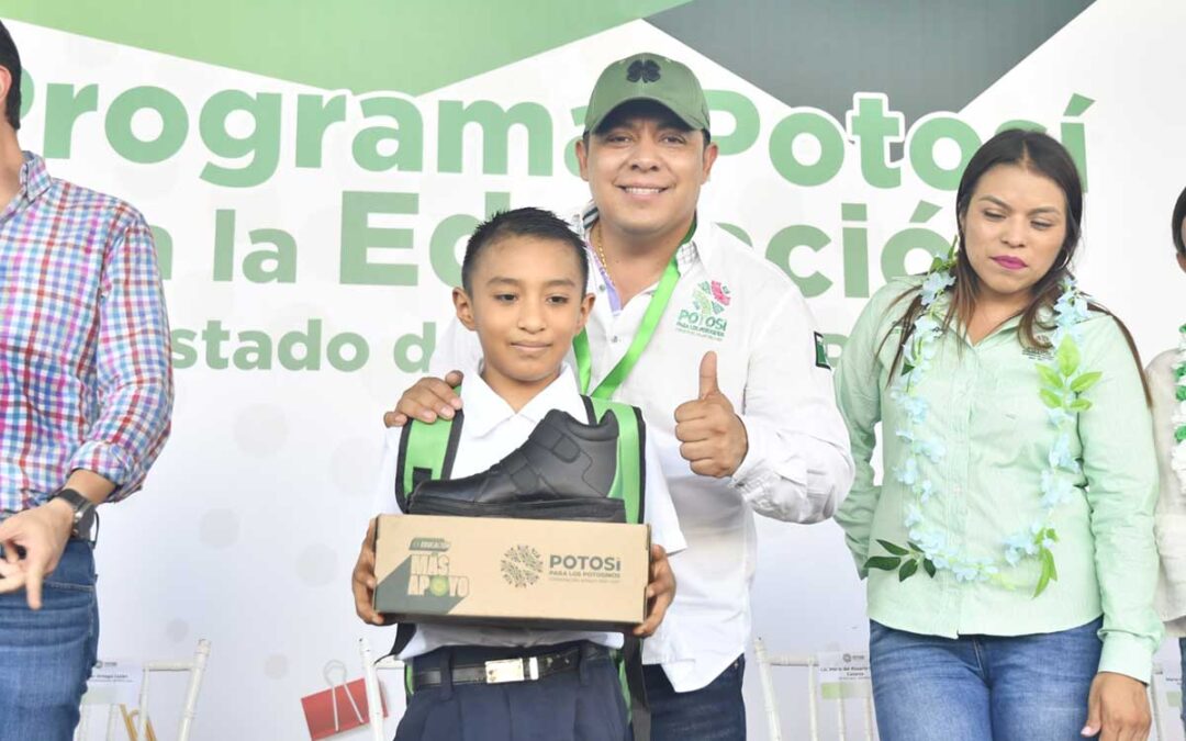 GOBERNADOR RICARDO GALLARDO LLEVA APOYOS ESCOLARES A MATLAPA